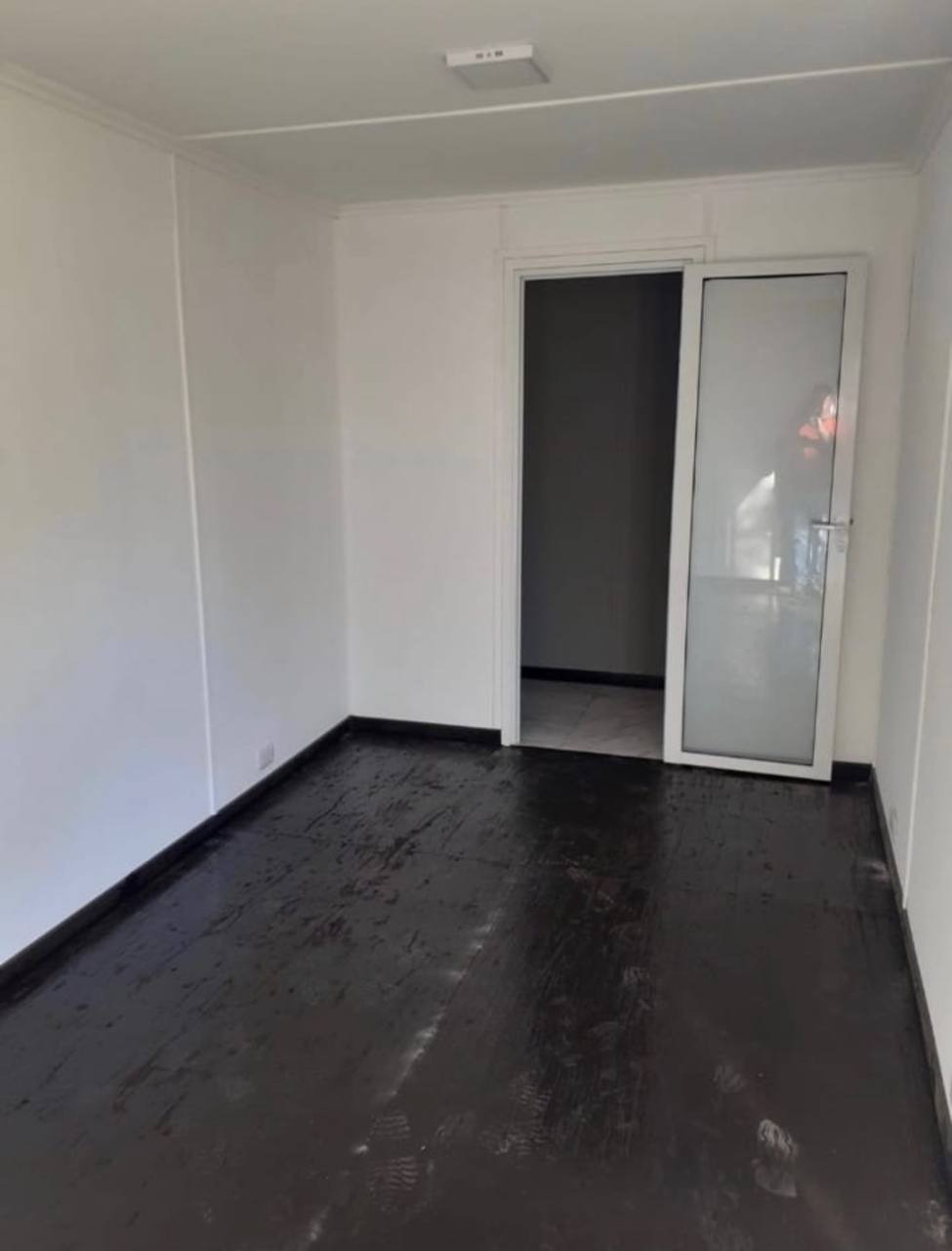 CONTENEUR 20 PIEDS AVEC PORTE FRANÇAISE ET SALLE DE BAINS