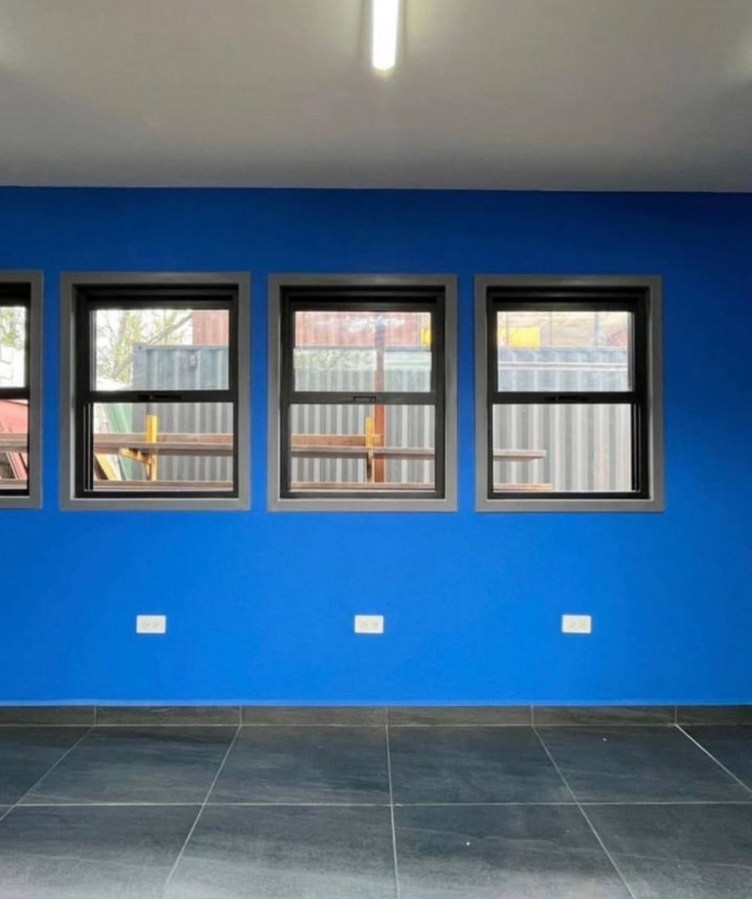 CONTENEUR 20 PIEDS AVEC PORTE, FENÊTRE ET SALLE DE BAINS