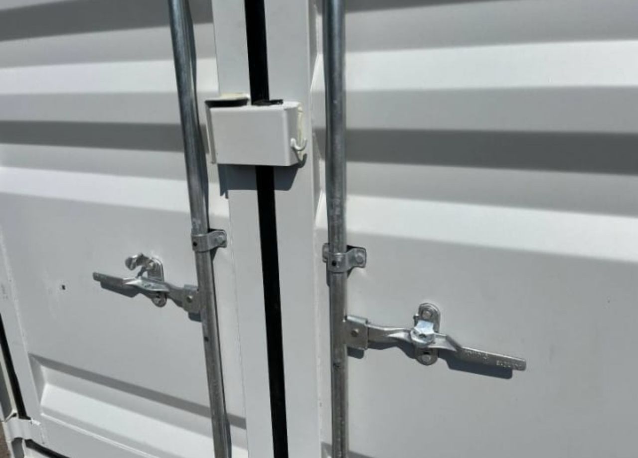 CONTENEUR 10 PIEDS AVEC PORTE ET FENÊTRE