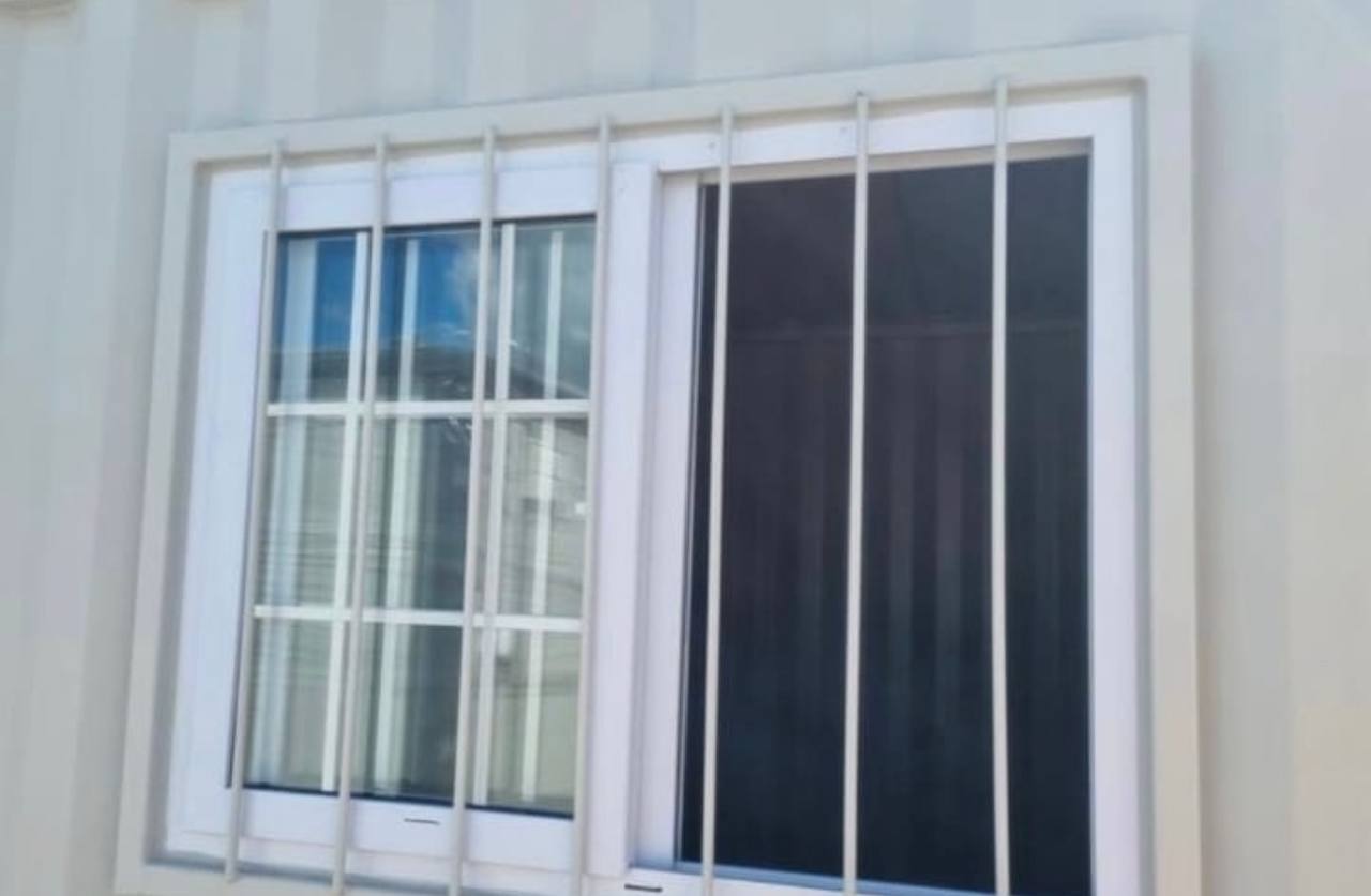 CONTENEUR 15 PIEDS AVEC PORTE ET FENÊTRE